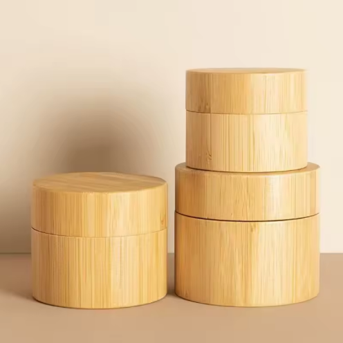 Bambusest valmistatud kosmeetikakonteinerid